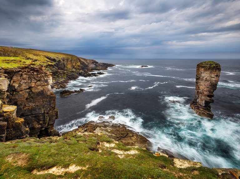 SCAPAのロングシップはどこへ消えた?! Yesnaby Cliffs On Orkney Islands GettyImages 1019057890 66cd0b6 1